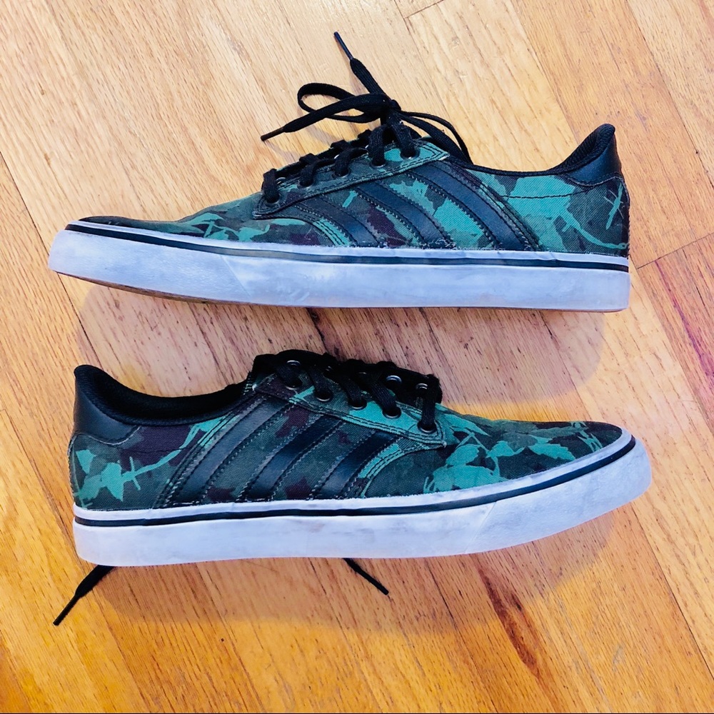 Men adidas casual sneakers size 8.5 green leaves